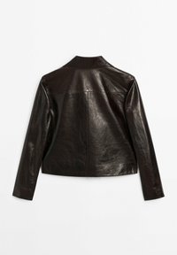 Veste en cuir noire vue de dos avec manches longues et col sur fond blanc.