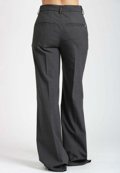 Pantaloni grigi a zampa d'elefante realizzati in un tessuto testurizzato. Presentano una vita media, due tasche posteriori e cuciture discrete lungo le gambe.