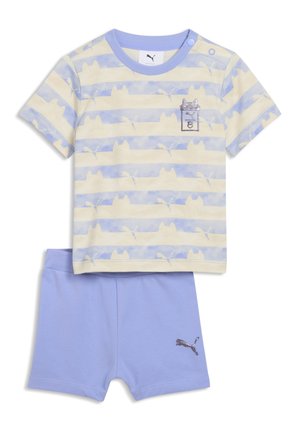Zweiteiliges Kleinkind-Set mit hellblauen Shorts und kurzem, gestreiftem Oberteil mit abstrakten Formen und Puma-Logos.