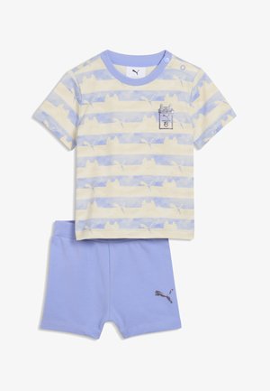 To-delt sæt til småbørn med lyseblå shorts og kortærmet, stribet top med abstrakte former og Puma-logoer.