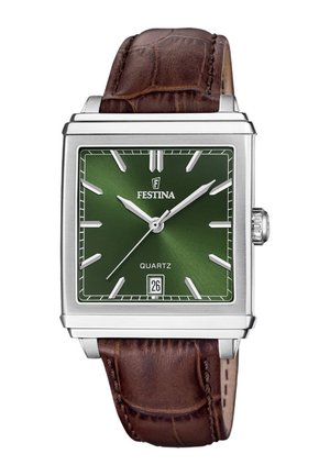 Reloj cuadrado de plata con esfera verde, marcadores de hora y manecillas plateadas, ventana de fecha a las 6 y correa de cuero marrón.