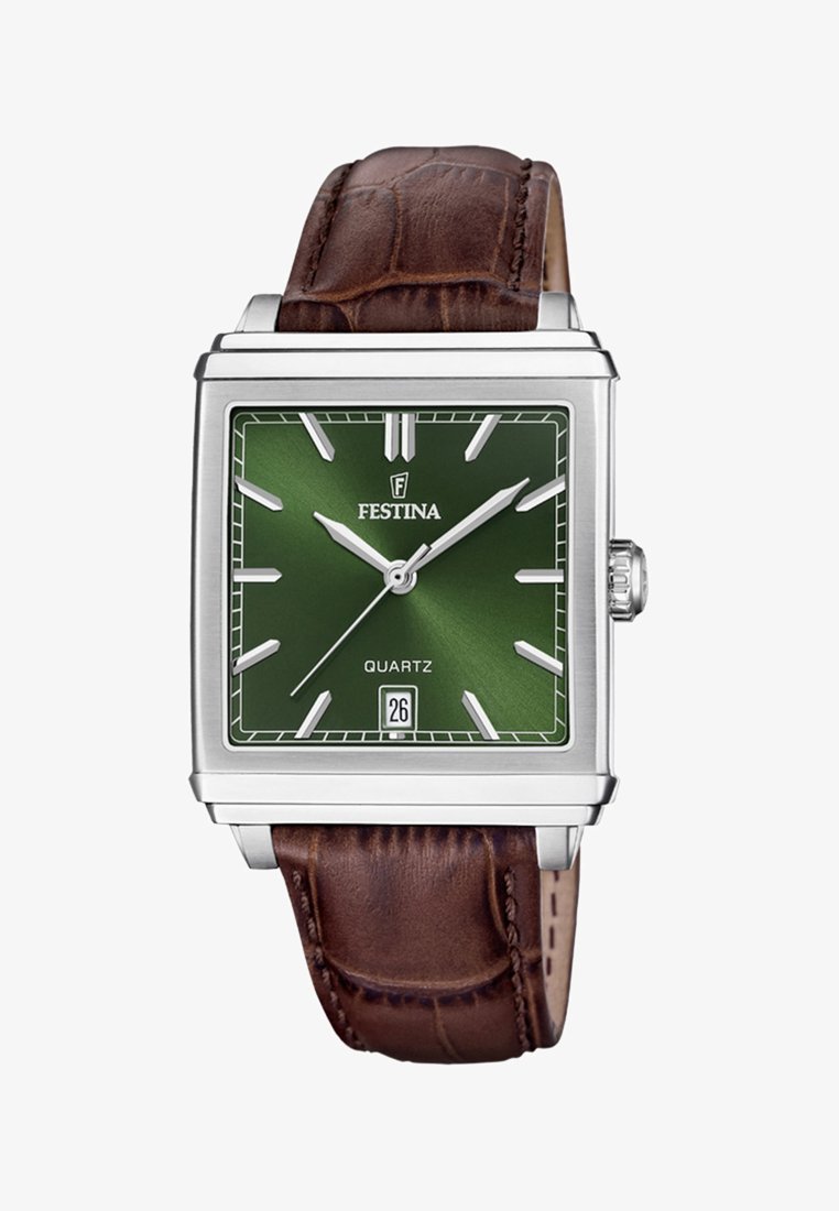 Reloj cuadrado de plata con esfera verde, marcadores de hora y manecillas plateadas, ventana de fecha a las 6 y correa de cuero marrón.