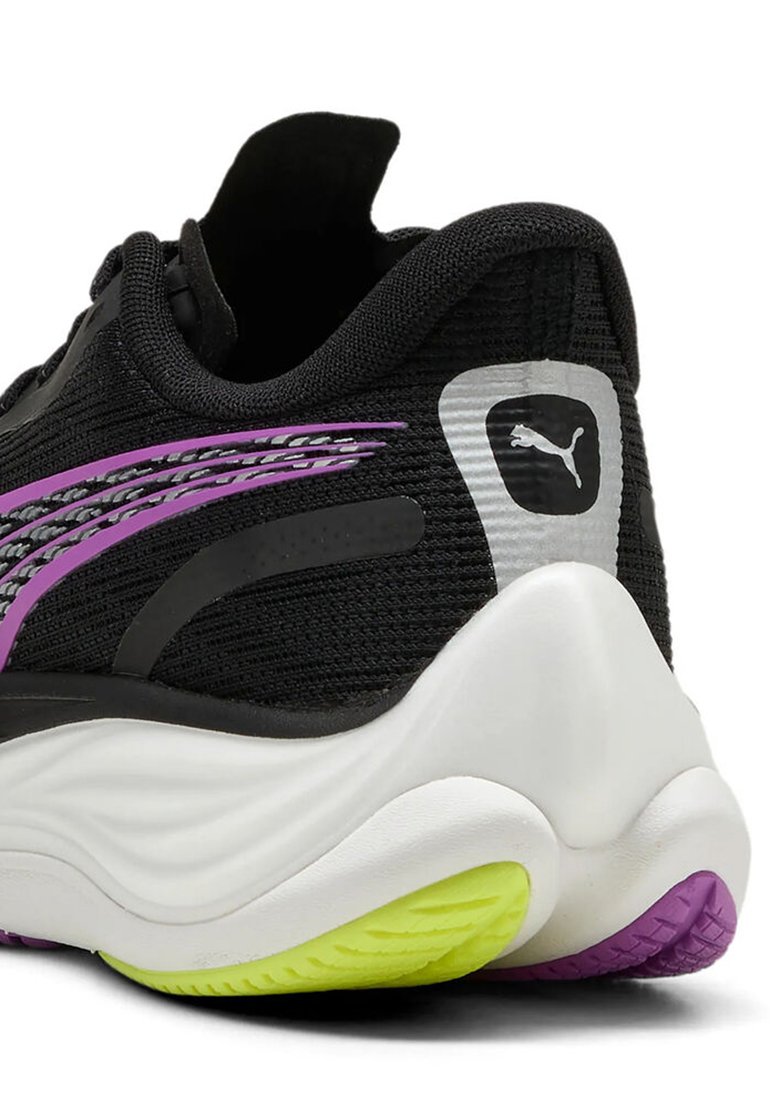 Scarpa sportiva nera con tomaia in tessuto testurizzato, accenti viola e suola bianca e ammortizzata con sezioni in gomma gialla e viola.