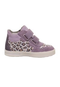 Lila High-Top-Sneaker mit Leopardenmuster-Stoff an den Seiten, doppelten Klettverschlüssen und einer geformten Gummisohle.