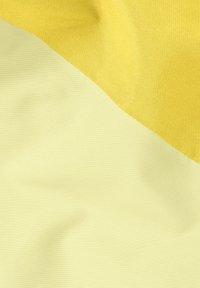 Zweifarbiger Stoff mit glatter Textur, der eine diagonale Teilung zwischen Senfgelb und hellem Gelb aufweist.