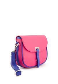 Różowa skórzana torebka crossbody z niebieskim paskiem. Posiada zapięcie na klapę i srebrne okucia. Okrągły kształt z kontrastującymi detalami z lamówki.