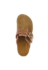 Scarpa slip-on in suede marrone con cuciture rosa e una fibbia argentata come dettaglio. Soletta sagomata che mette in risalto una superficie interna liscia.