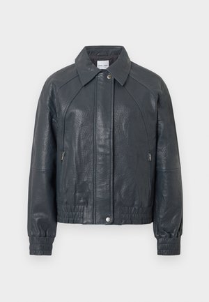 Geacă din piele gri închis cu guler, buzunare cu fermoar și manșete elastice. Finisaj texturat cu un design ușor cropped.