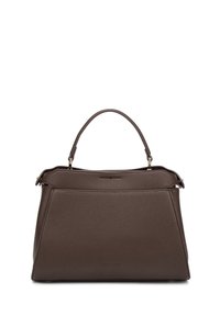 Borsa a mano in pelle marrone con finitura testurizzata, forma strutturata, manici doppi e chiusura con zip superiore. Presenta dettagli in metallo color oro.