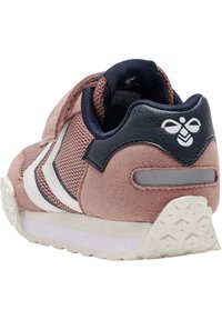 Sneaker in suede rosa e mesh con accenti blu marina, strisce bianche e suola in gomma texturizzata. Caratterizzato da un colletto alla caviglia imbottito e dettagli di branding.