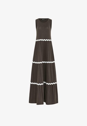 Abito lungo marrone scuro senza maniche con scollo rotondo e tre fasce orizzontali bianche ondulate sul corpetto e sulla gonna.