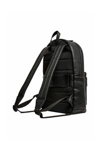 Schwarzer Leder-Rucksack mit gepolsterten Trägern, strukturierten Seiten und einer Reißverschlusstasche auf der rechten Seite. Robuste Verarbeitung und schlankes Design.