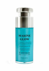 Butelka serum w kolorze turkusowym z metalową srebrną nakrętką, oznaczona napisem "MARINE GLOW" z informacjami o produkcie, elegancki cylindryczny kształt, pojemność 30 ml.