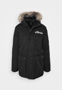 Parka negra con capucha forrada de piel, cierre frontal con botones y cremallera, bolsillos laterales duales y gran logo de "ellesse" en el pecho.