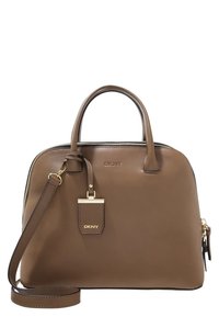 Brun läderhandväska med dubbla handtag, justerbar rem, dragkedjestängning, guldfärgad hårdvara och en logotagg. Slät textur och rund form.