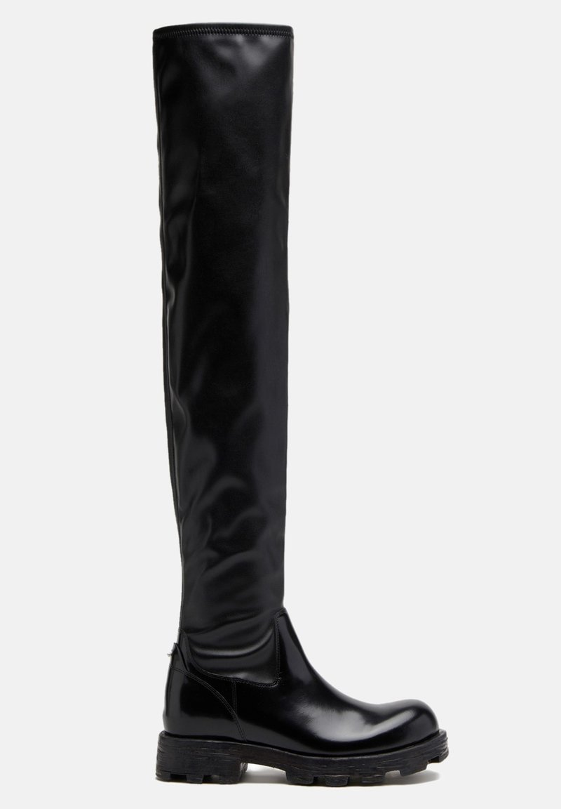Botas de goma negras hasta la rodilla con un acabado brillante, que cuentan con una suela gruesa y una textura suave. Diseño elegante con un detalle minimalista.