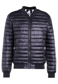 Doudoune matelassée noire avec poignets, col, ourlet côtelés, fermeture éclair frontale et poches latérales à boutons-pression.