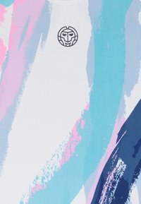 Abstrakt pastellpenselmönster i blå, rosa och lila nyanser på tyg med ett litet cirkulärt emblem i tribalstil nära centrum.