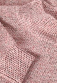 Różowy sweter dzianinowy z ribbowanym kołnierzykiem i mankietami. Miękka tekstura z melanżowym wykończeniem, z różnymi odcieniami różowego i jasnoszarego wątków.