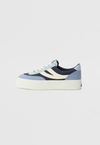 Plattform sneakers i blå, marineblå og kremfarget kanvas. Har to buede side-striper, snøring og teksturert såle for bedre grep.