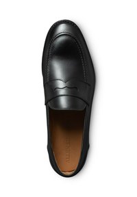 Mocassin en cuir noir avec une finition lisse, présentant un bout cousu et un accent décoratif sur le cou-de-pied. Semelle intérieure beige et forme élégante.