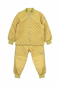 Gelber, gesteppter Trainingsanzug mit einer Zip-Jacke und elastischen Bündchen. Die Hose hat eine einfarbige Gestaltung und ein kleines Patch an der Seite.