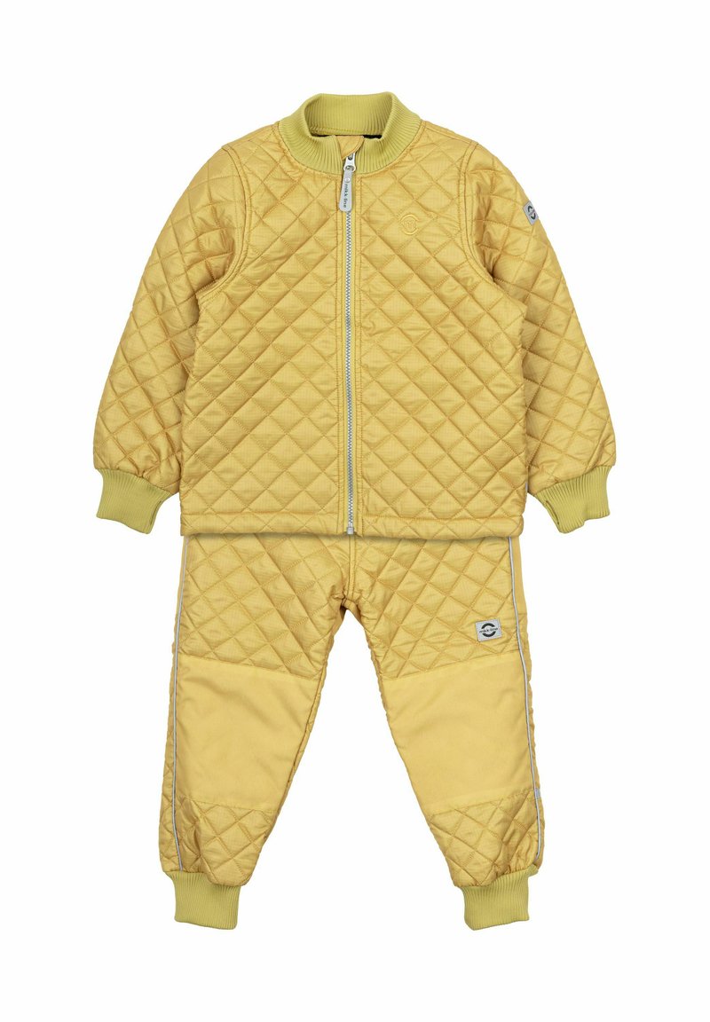 Gelber, gesteppter Trainingsanzug mit einer Zip-Jacke und elastischen Bündchen. Die Hose hat eine einfarbige Gestaltung und ein kleines Patch an der Seite.