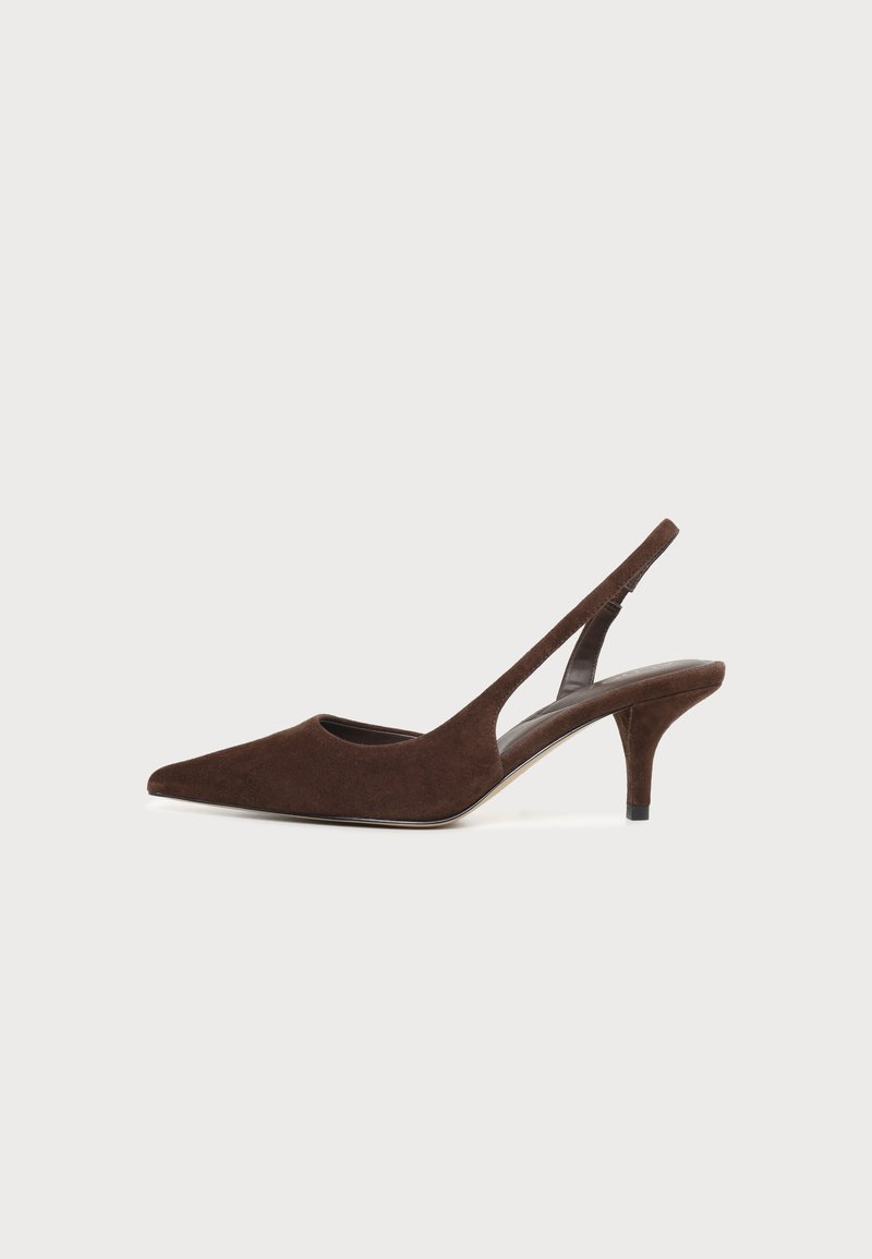Escarpin slingback en daim brun foncé avec bout pointu et talon kitten sur un fond clair uni.