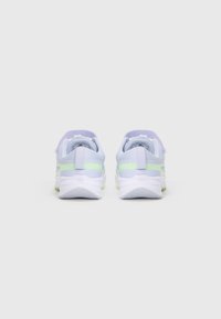 Hele sinised sneakersid valgete detailidega, pehmendatud krae ja rohelised aktsendid. Kuju sisaldab tekstuuriga tallat ja kindlat kannaainet.