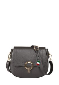 Sac en cuir brun foncé à bandoulière avec fermoir en anneau doré, sangle ajustable et petit bijou drapeau italien attaché à la sangle.