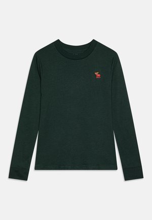 Dunkelgrünes Langarm-T-Shirt aus Baumwolle mit Rundhalsausschnitt und einem kleinen, roten und gelben, gestickten Elchlogo auf der linken Brust.