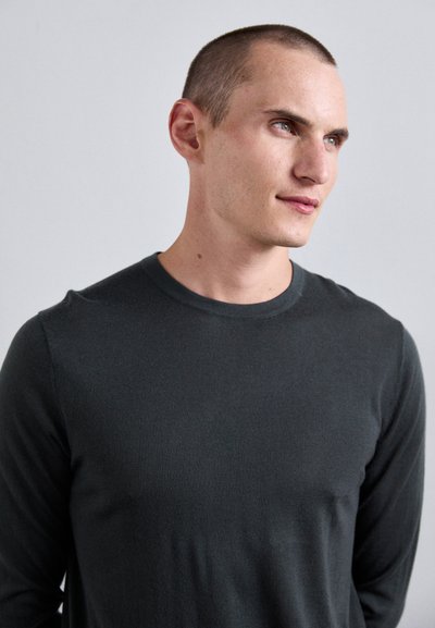 Dunkelgraues Langarmshirt aus weichem Stoff, mit rundem Halsausschnitt und figurnaher Silhouette, glatt, ohne sichtbare Muster oder Akzente.