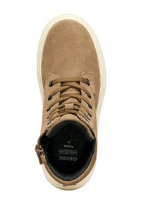 Chaussure haute en daim marron avec lacets ronds, œillets en métal et semelle en caoutchouc blanche. Comprend une fermeture éclair sur le côté et une doublure intérieure texturée.