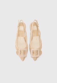 Beige slingback cipők, bonyolult csipkeszerű díszítéssel, hegyes orral és széles csattal az elején. Simára varrt belső bélés.
