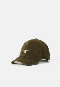 Casquette de base-ball en velours côtelé vert olive avec le logo Barbour brodé en blanc et bleu sur le devant, sur fond blanc.
