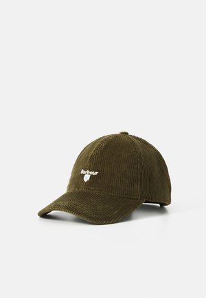 Olijfgroene corduroy baseballcap met het Barbour-logo geborduurd in het wit en blauw aan de voorkant, tegen een witte achtergrond.
