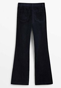 Pantalon en velours côtelé bleu foncé à jambes larges, avec deux poches arrière et des passants de ceinture.