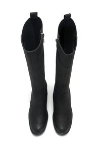Botas negras hasta la rodilla hechas de materiales lisos y texturizados, con cremalleras laterales y puntera redonda. Suelas planas para comodidad y estabilidad.