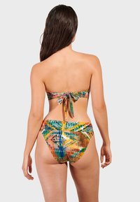 Flerfärgad bikini-set med ett bandeau-top med knytning och högmidjade bottnar, som visar ett abstrakt mönster och en slät yta.