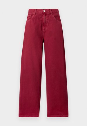 Bredde bukser i en dyb burgunderfarve, lavet af robust denim, med forlommer og en knaplukning i taljen.