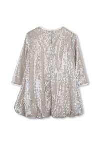Robe à paillettes argentées avec des manches trois-quarts, un col rond et une ouverture en forme de clé au dos. Silhouette évasée avec un éclat texturé.