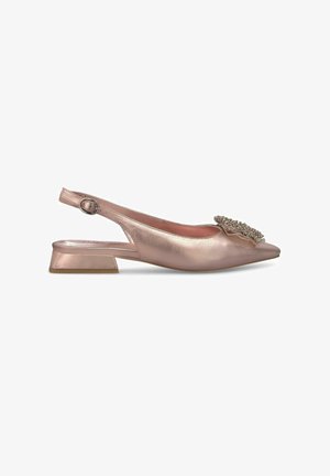 Metallic rosegold Slingback-Schuh mit spitzem Zehenbereich, niedrigem Blockabsatz und dekorativer Strassverzierung an der Vorderseite.