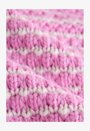 Prim-plan cu țesătură moale tricotată, cu fire roz și albe ce formează dungi orizontale și un model texturat.