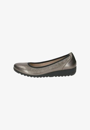 Ballerines métalliques gris avec un bout rond, un contour noir et une partie supérieure texturée. Elles possèdent une semelle intérieure rembourrée et une semelle extérieure en caoutchouc flexible.