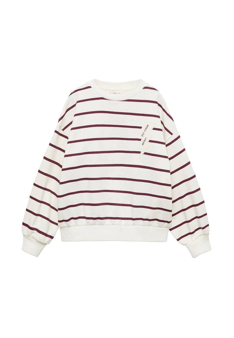 Vit crewneck sweatshirt med vinröda horisontella ränder, ribbade ärmslut och en frontficka med en tryckt fras på en tygplåt.