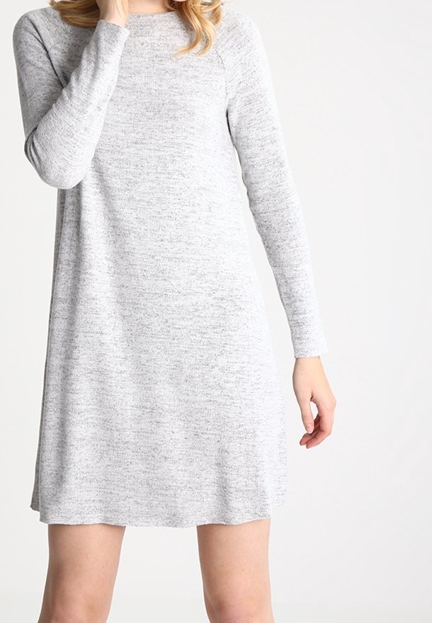 Grå, långärmad klänning i ett mjukt, texturerat tyg med ett subtilt melerat mönster, lätt utsvängd silhuett och rundad halsringning.