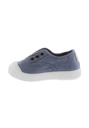 Scarpa slip-on in tela blu con punta in gomma bianca e suola testurizzata, dotata di due occhielli metallici per la ventilazione.