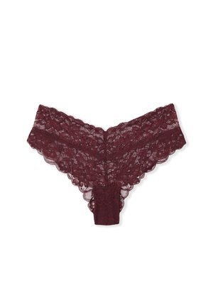 String en dentelle bordeaux avec bords festonnés, motifs floraux et un panneau central en tissu texturé. Design doux et délicat.