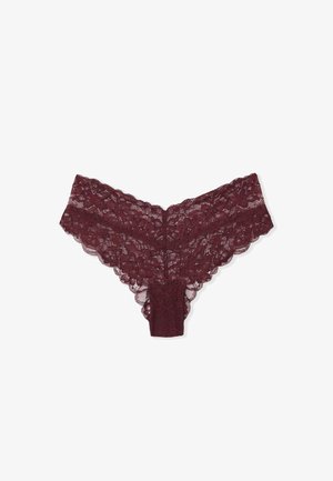 String en dentelle bordeaux avec bords festonnés, motifs floraux et un panneau central en tissu texturé. Design doux et délicat.