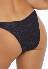 Bikini w wysokim stanie w ciemnym, teksturowanym materiale z subtelnym efektem połysku. Charakteryzuje się gładkim wykończeniem i figlarnym krojem.